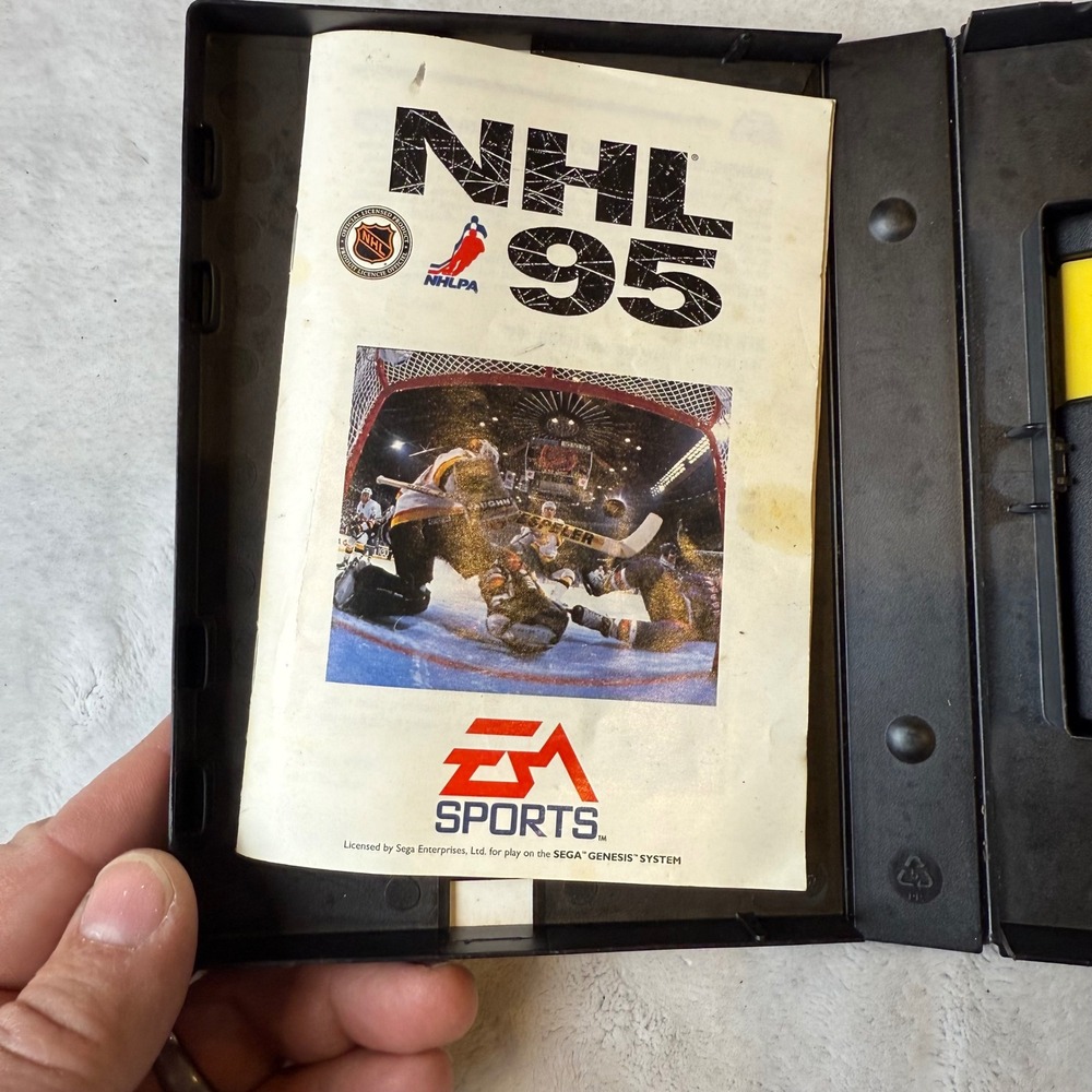 NHL 95 EA Sports Sega Genesis Video Game Cartridge Manual Case - Picture 4 of 7